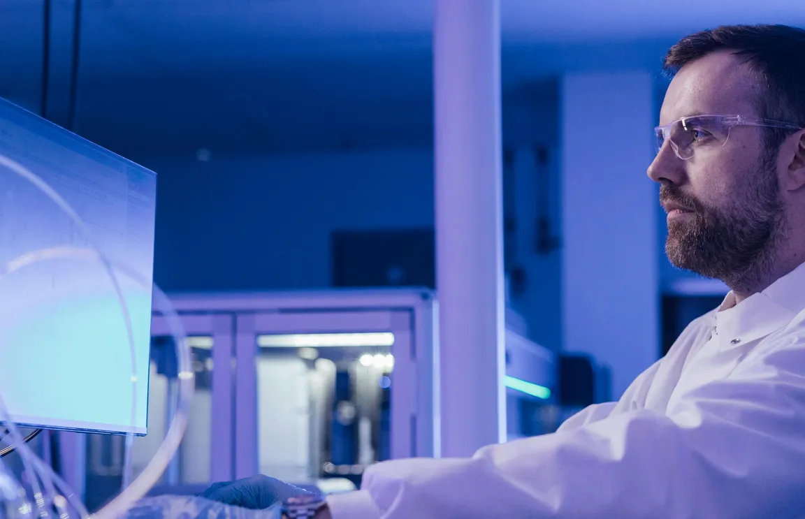 A Dash Bio scientist developing a bioanalytical assay in the lab.