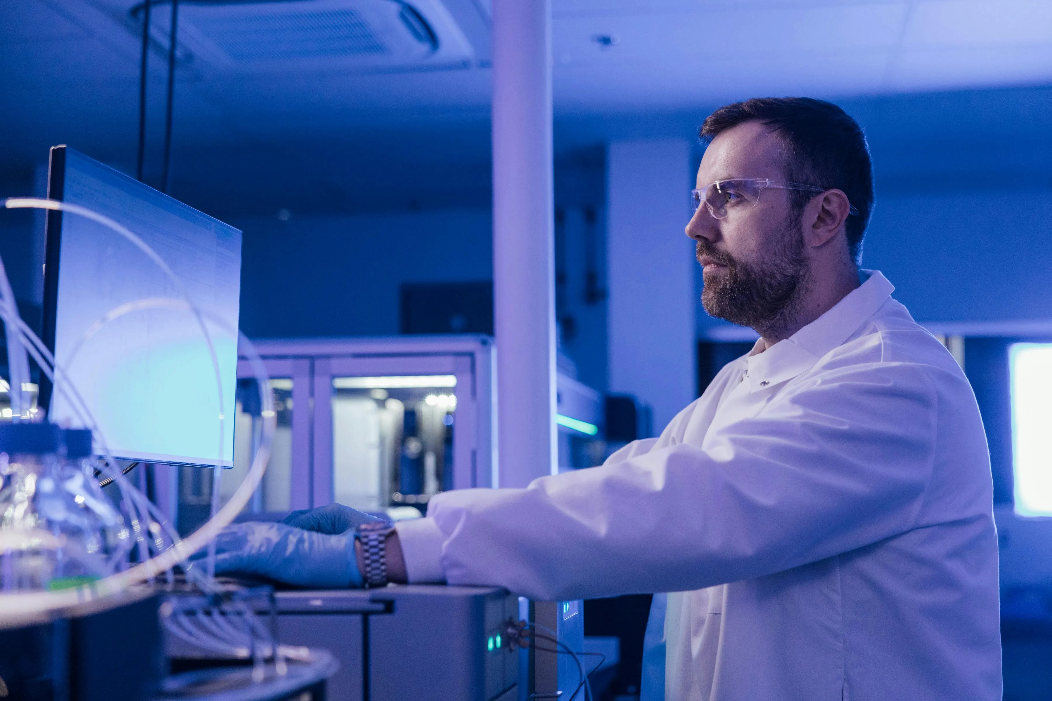 A Dash Bio scientist developing a bioanalytical assay in the lab